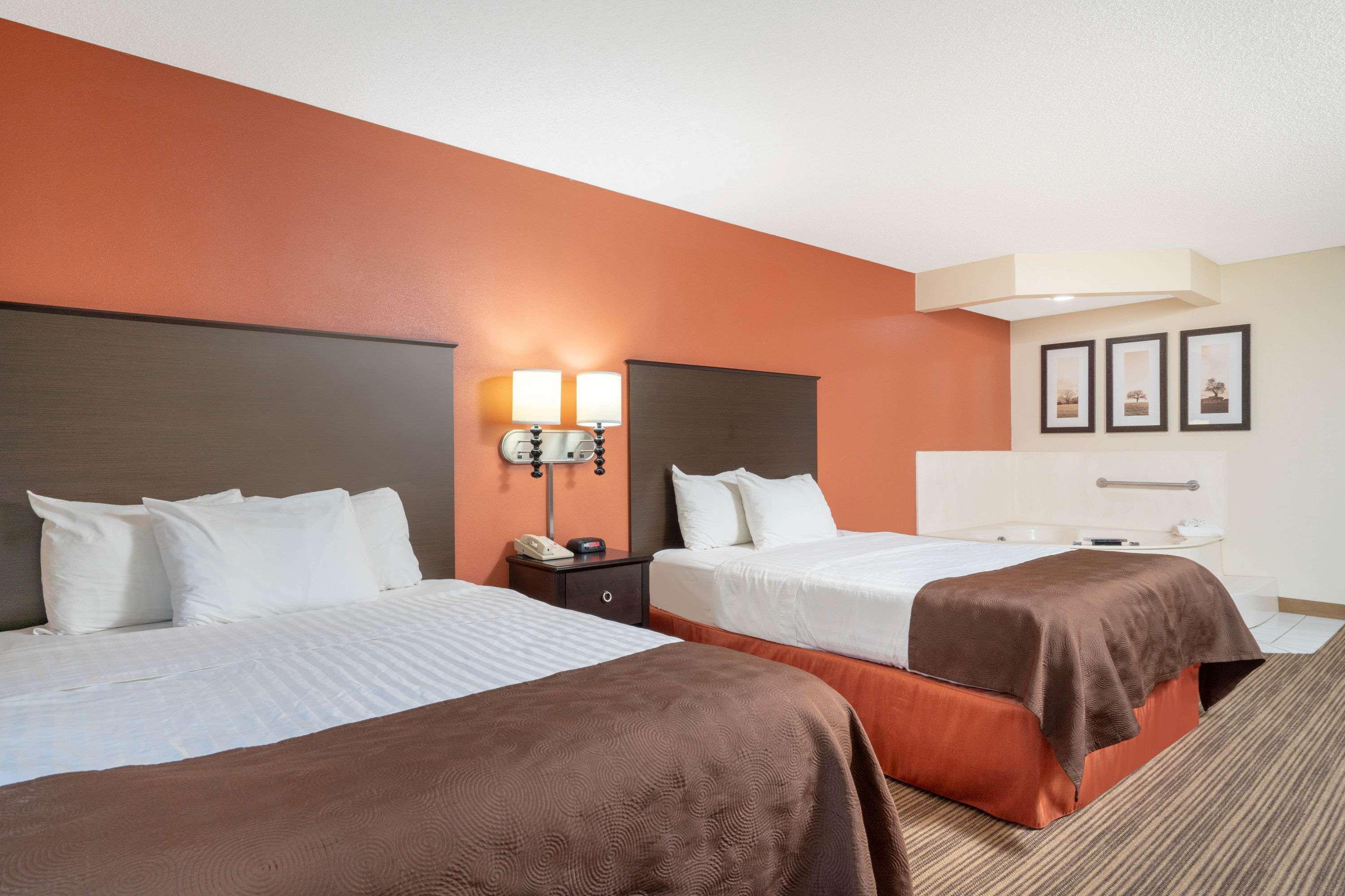 Americinn By Wyndham Rogers Экстерьер фото